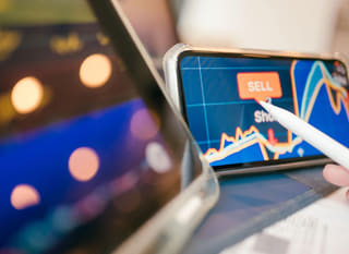 Spécialiste opérant sur plusieurs marchés, étudiant Bitcoin, Ethereum et les choix forex